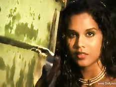 Красивая индийская девушка показывает грудь и своё молодое тело