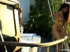 Красивая индийская девушка показывает грудь и своё молодое тело