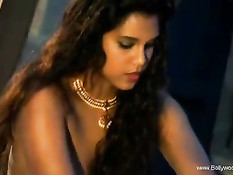 Красивая индийская девушка показывает грудь и своё молодое тело