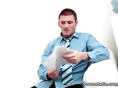 Перевозбудившаяся блондинка просит парня дать ей пососать его хуй