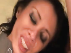 Сисястая брюнетка Mya Nicole целиком заглатывает его маленький хуй