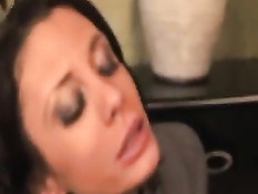 Сисястая брюнетка Mya Nicole целиком заглатывает его маленький хуй