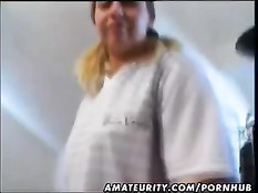 Девка на кровати занимается любовью с мужиком и глотает его сперму