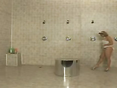 Красотка Kylee мастурбирует в наряде кролика, а парни дрочат на неё