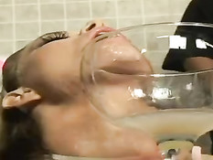 Красотка Kylee мастурбирует в наряде кролика, а парни дрочат на неё