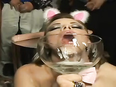 Красотка Kylee мастурбирует в наряде кролика, а парни дрочат на неё