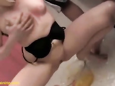 Грязная шлюха написала целую миску и оказалась в собственной моче