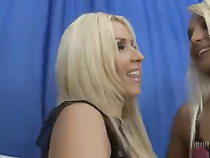 Парень обоссал двух милых блондинок, а потом оттрахал обеих раком