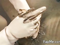 Женщина вымазывает член парня сладостями и дрочит его в перчатках