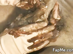 Женщина вымазывает член парня сладостями и дрочит его в перчатках