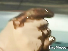 Женщина вымазывает член парня сладостями и дрочит его в перчатках