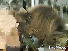 Женщина вымазывает член парня сладостями и дрочит его в перчатках