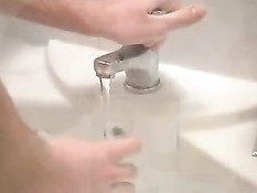 Не теряя времени даром два парня приняли душ и занялись любовью