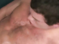 Молодые американские геи Dallas и Justin занимались сексом на диване