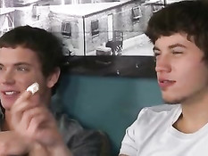 Молодые американские геи Dallas и Justin занимались сексом на диване