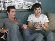 Молодые американские геи Dallas и Justin занимались сексом на диване