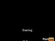 Негр в бейсболке минетом пытается поднять расслабленный член друга