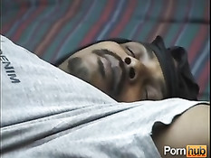 Негр в бейсболке минетом пытается поднять расслабленный член друга