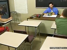 Молодой преподаватель оставил парня после занятий и отодрал в зад