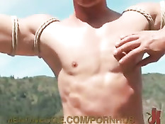 Блондин попал в лесу в ловушку и подвергся сексуальному насилию