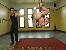 Блондин попал в лесу в ловушку и подвергся сексуальному насилию