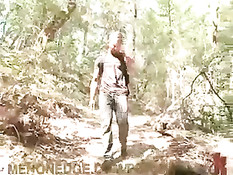 Блондин попал в лесу в ловушку и подвергся сексуальному насилию