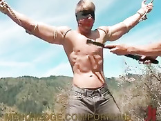 Блондин попал в лесу в ловушку и подвергся сексуальному насилию