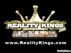 Порнозвёзды с большими сиськами участвуют в анальной секс оргии