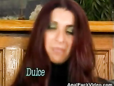 Два парня на кровати анально выебали сексуальную рыжую девушку