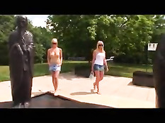 Парни насладились анальной еблей с двумя красивыми блондинками