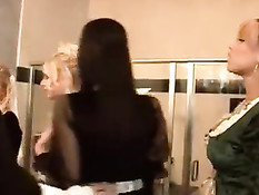 Сисястая Aletta Ocean с подружками снимается в историческом порно