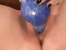 Голые подруги лижут друг друга языками и мастурбируют вибраторами