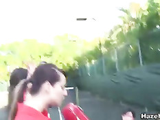 Лесбиянка трахает голую девку фаллоимитатором на теннисном корте