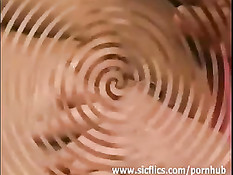 Разработанное влагалище женщины в чулках вмещает мужской кулак