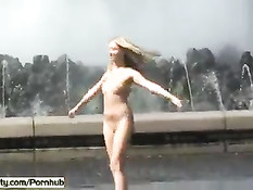 Бесстыжая молодая блондиночка разгуливает голая по улицам города