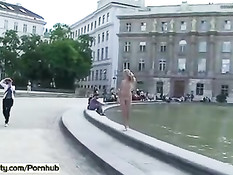 Бесстыжая молодая блондиночка разгуливает голая по улицам города