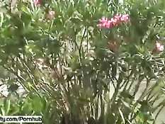 Бесстыжая молодая блондиночка разгуливает голая по улицам города