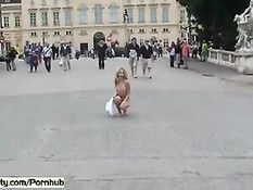 Бесстыжая молодая блондиночка разгуливает голая по улицам города