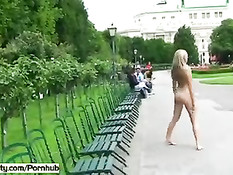 Бесстыжая молодая блондиночка разгуливает голая по улицам города