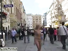 Бесстыжая молодая блондиночка разгуливает голая по улицам города