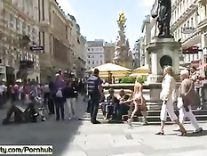 Бесстыжая молодая блондиночка разгуливает голая по улицам города