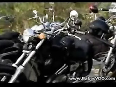 Компания байкеров свернула в лес, чтобы оттрахать милую блондинку