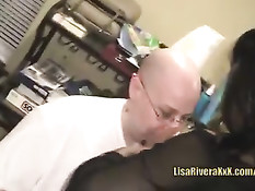 Шоколадка показывает на лестнице большую жопу и сосёт белому хуй