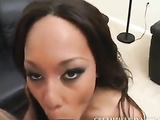 Великолепная молодая мулатка Leilani Leeanne скачет на белом члене