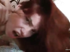 Рыжая девушка вертела в постели своей попкой и нарывалась на анал