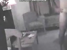 Одетая блондинка делает минет и дрочит хуй своему голому приятелю