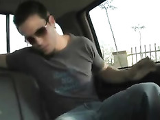 Девушка с татуировками сделала минет в машине и продолжила дома