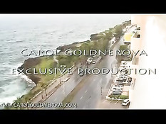 Порнозвезда Carol Goldnerova раздевается и мастурбирует на стройке