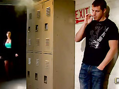 Грудастая дама в очках отсосала молодому парню и помогла кончить