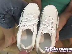 Звезда американского любительского порно Lelu Love дрочит хуй ногами